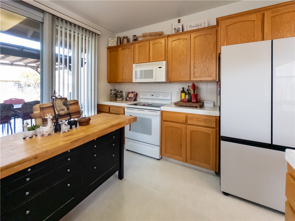 337 Village Dr, Dinuba, CA 93618