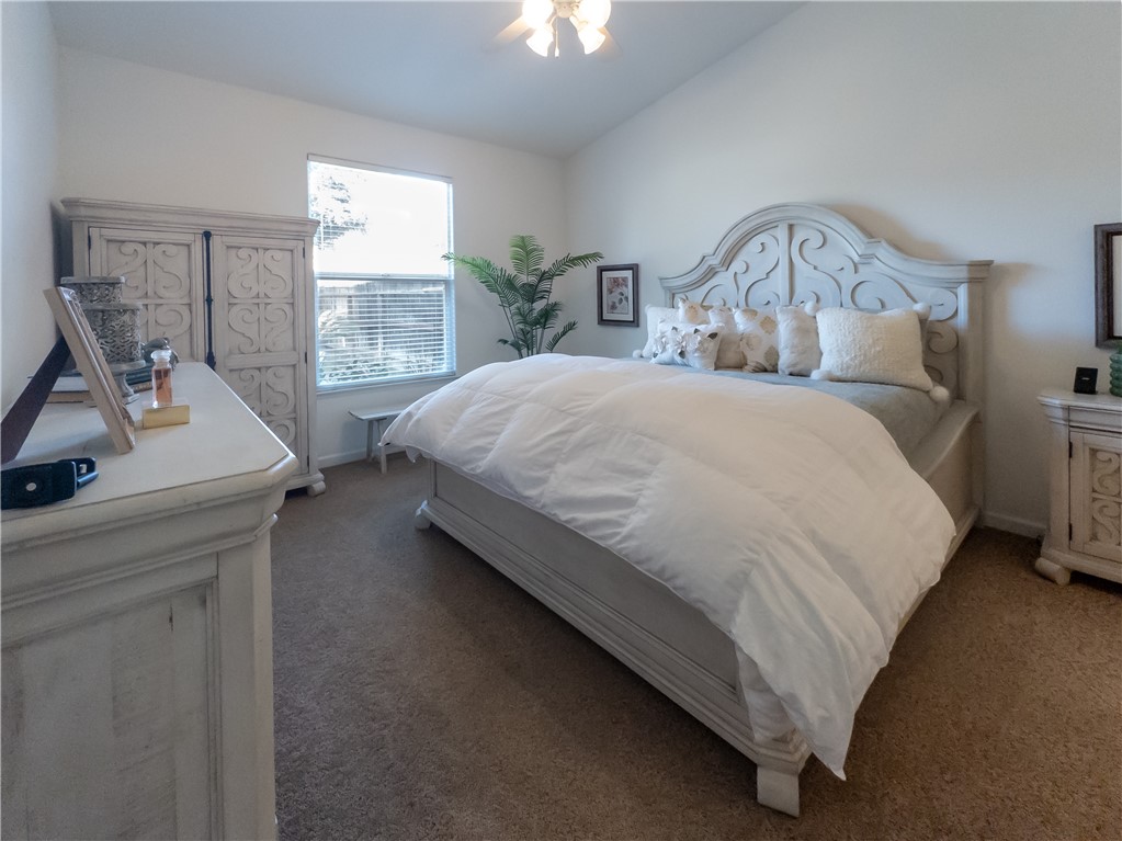 337 Village Dr, Dinuba, CA 93618