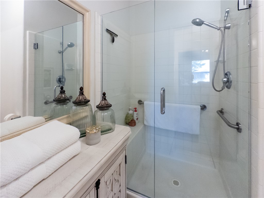 337 Village Dr, Dinuba, CA 93618