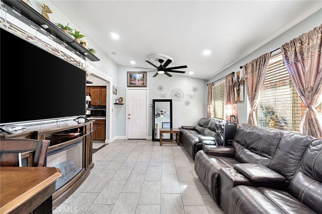 3336 N Lafayette, Fresno, CA 93705