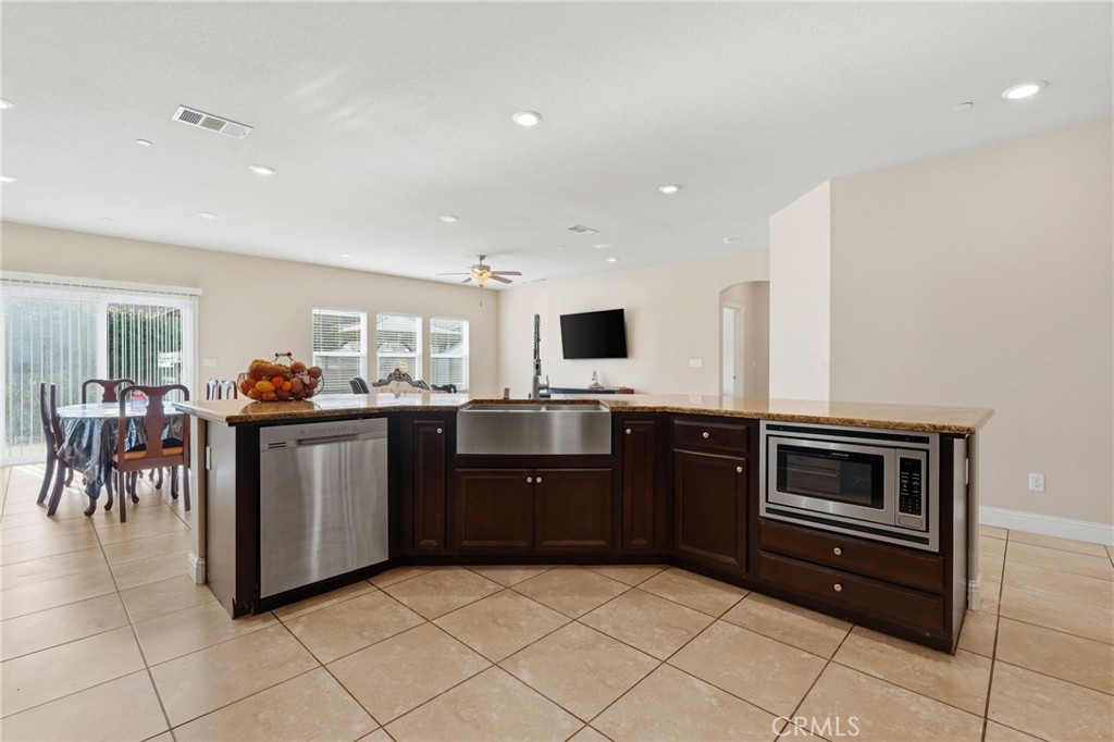 3725 W Clinton, Visalia, CA 93291