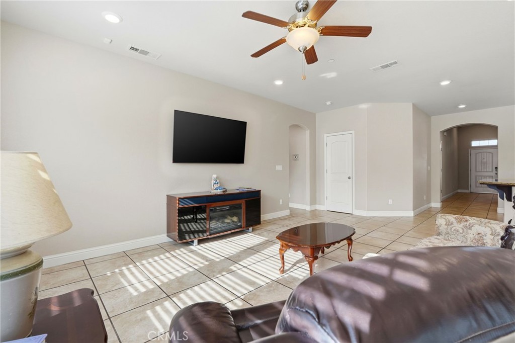 3725 W Clinton, Visalia, CA 93291