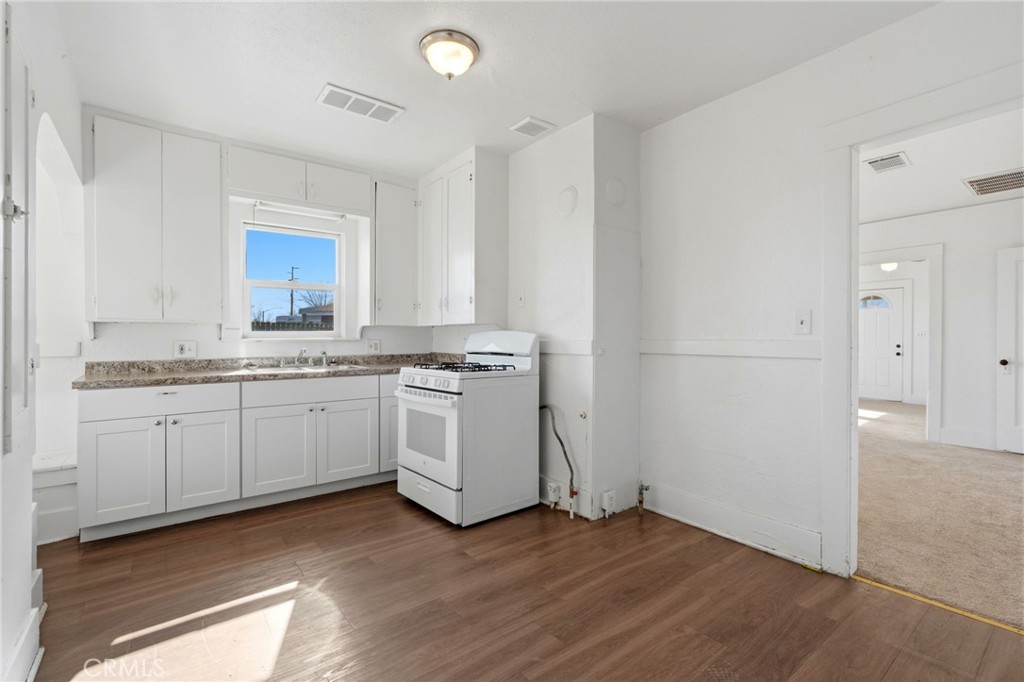 901 S 11th, Hanford, CA 93230