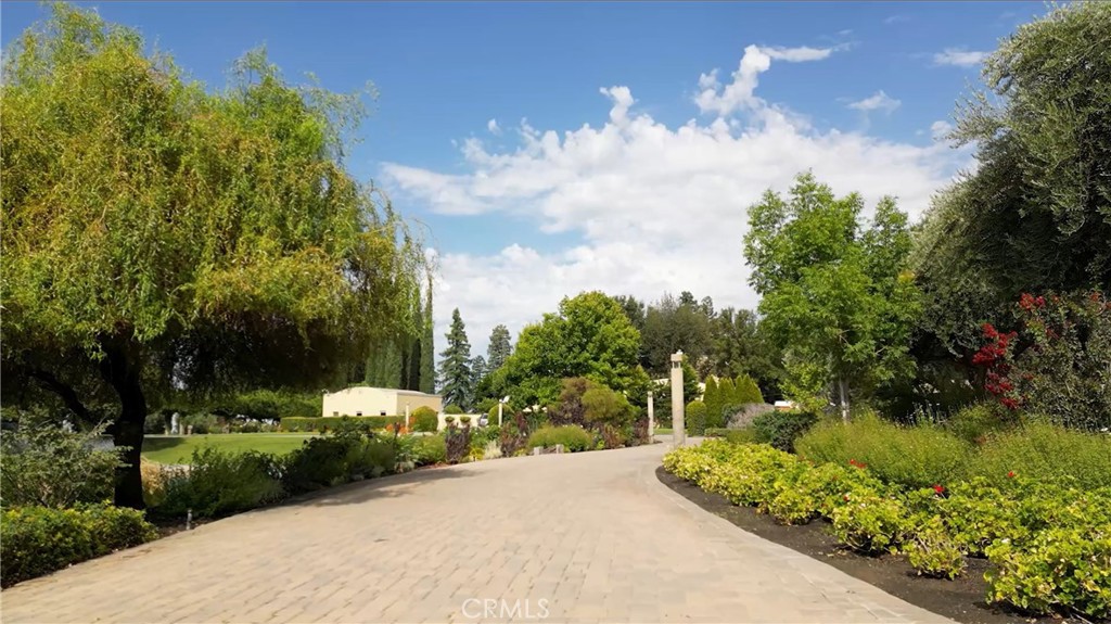 12950 N Willow Ave, Clovis, CA 93619