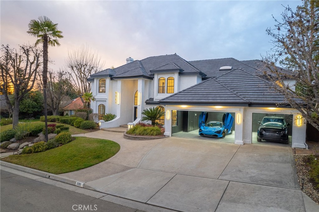 9381 N Woodmont Dr, Fresno, CA 93720
