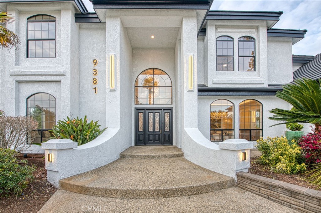 9381 N Woodmont Dr, Fresno, CA 93720