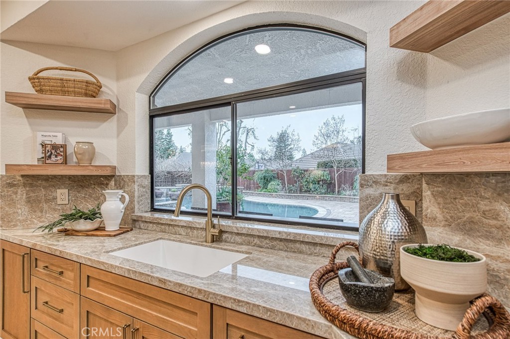 9381 N Woodmont Dr, Fresno, CA 93720