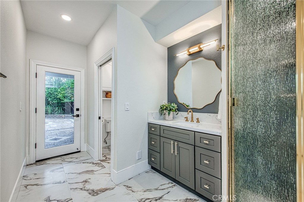 9381 N Woodmont Dr, Fresno, CA 93720