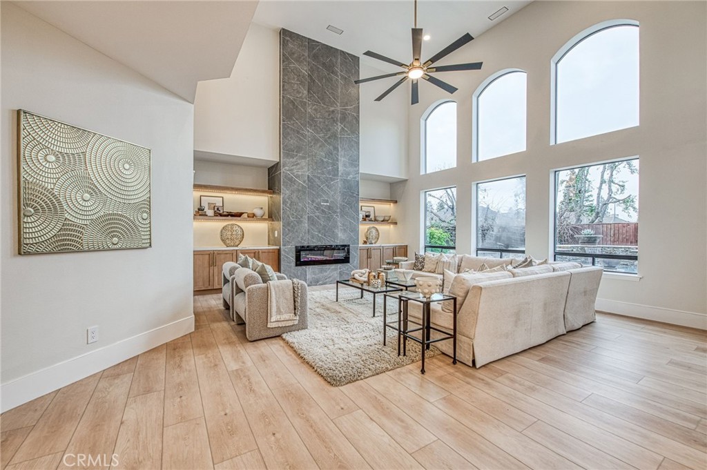 9381 N Woodmont Dr, Fresno, CA 93720