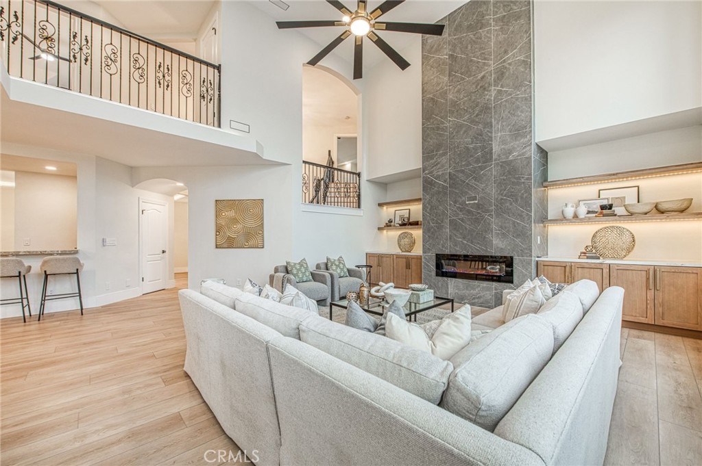 9381 N Woodmont Dr, Fresno, CA 93720