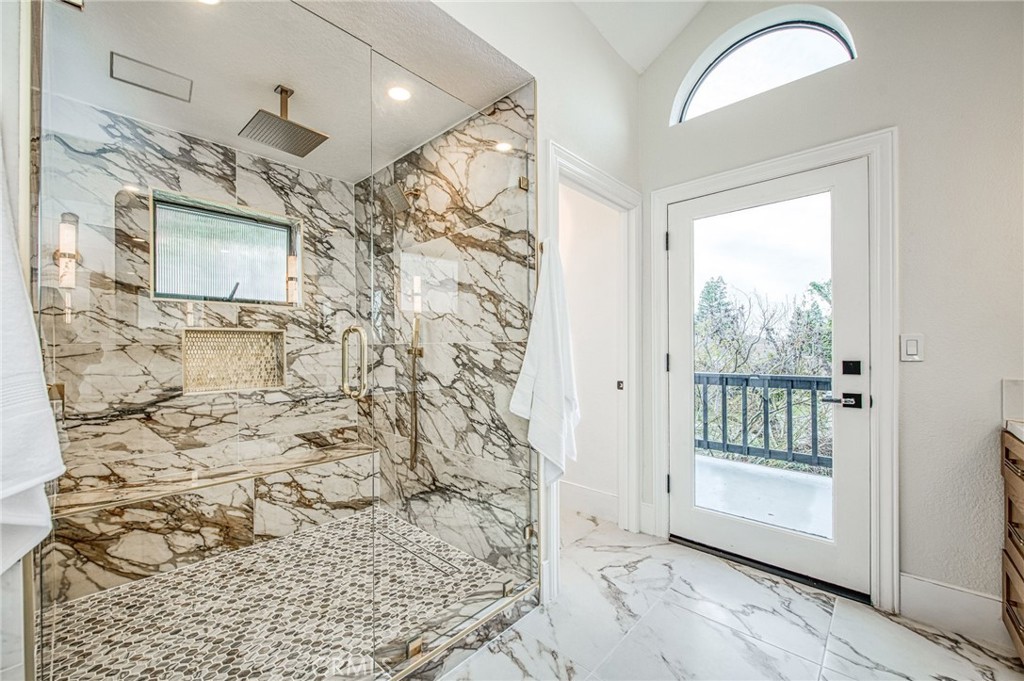 9381 N Woodmont Dr, Fresno, CA 93720