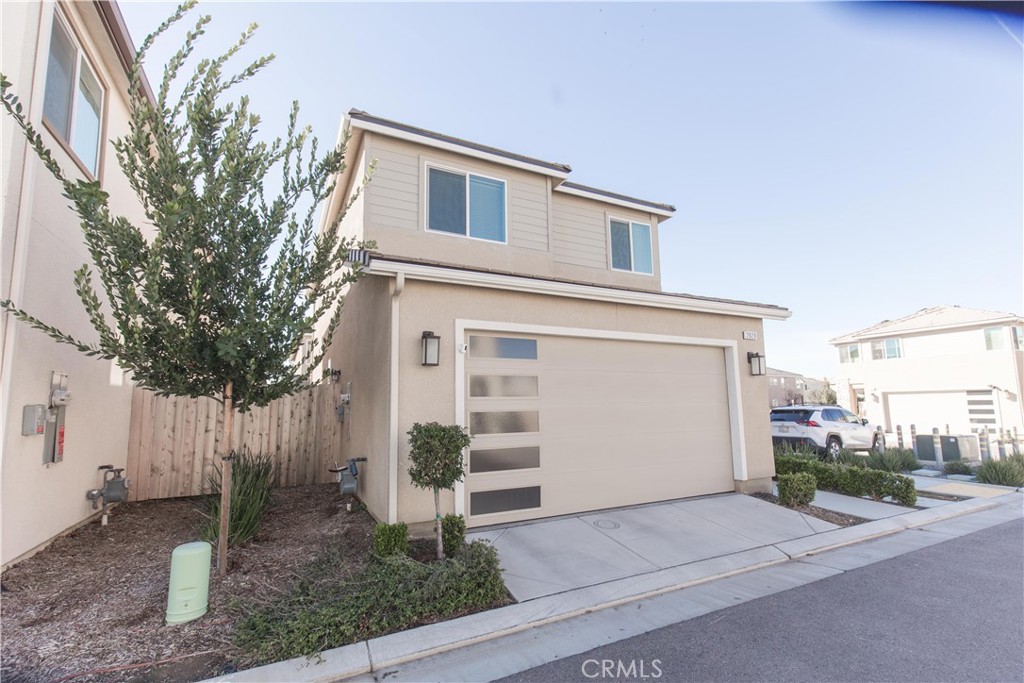 2020 N Ralph Ln, Clovis, CA 93619