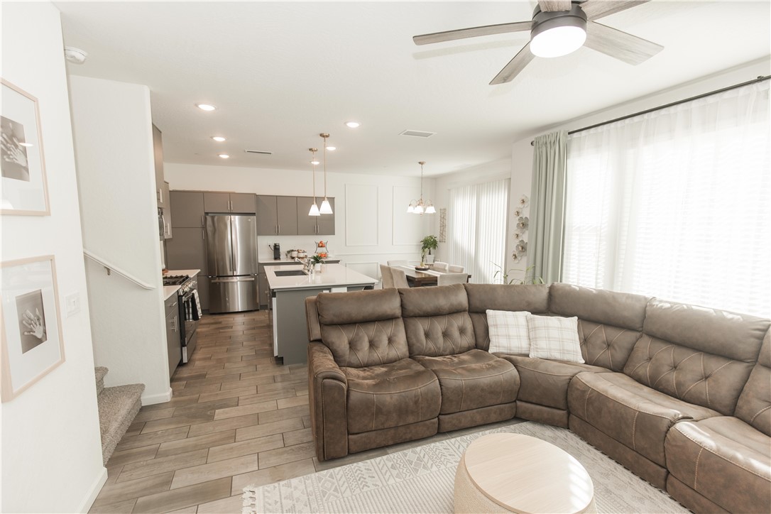 2020 N Ralph Ln, Clovis, CA 93619