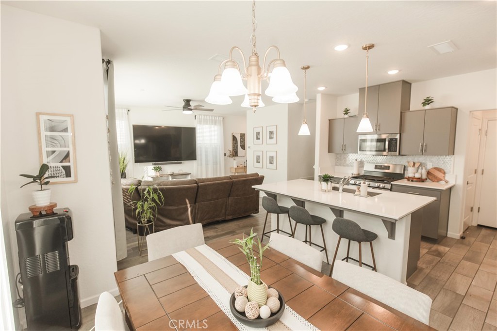 2020 N Ralph Ln, Clovis, CA 93619