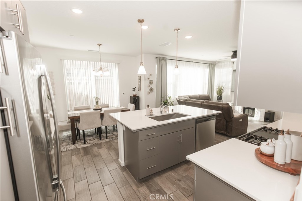 2020 N Ralph Ln, Clovis, CA 93619