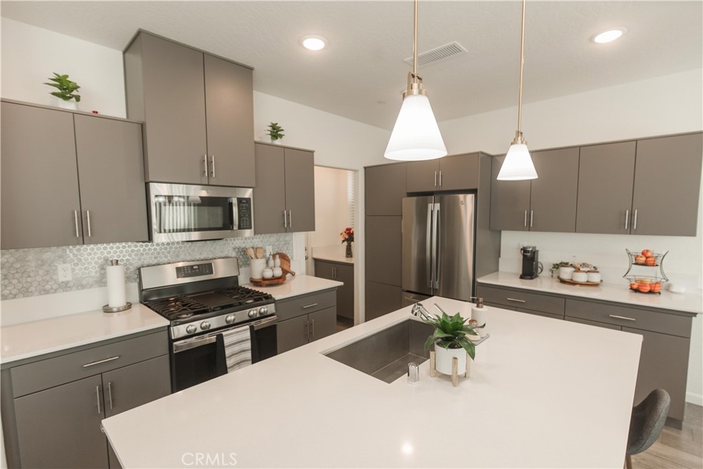 2020 N Ralph Ln, Clovis, CA 93619