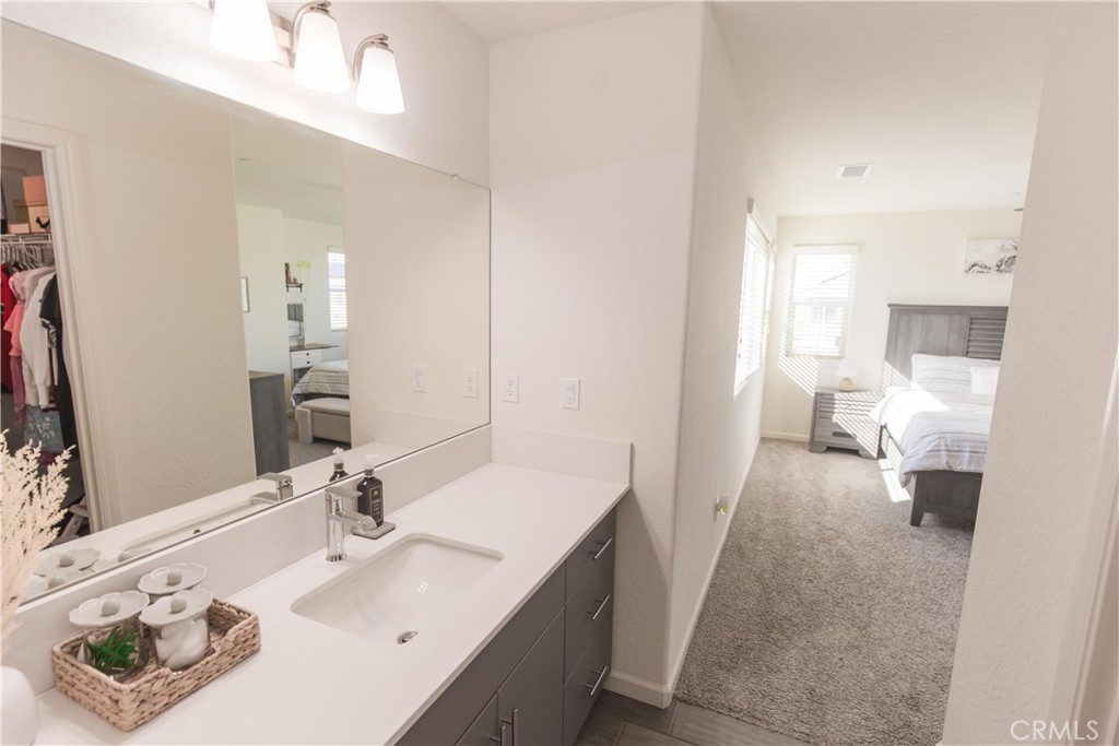 2020 N Ralph Ln, Clovis, CA 93619