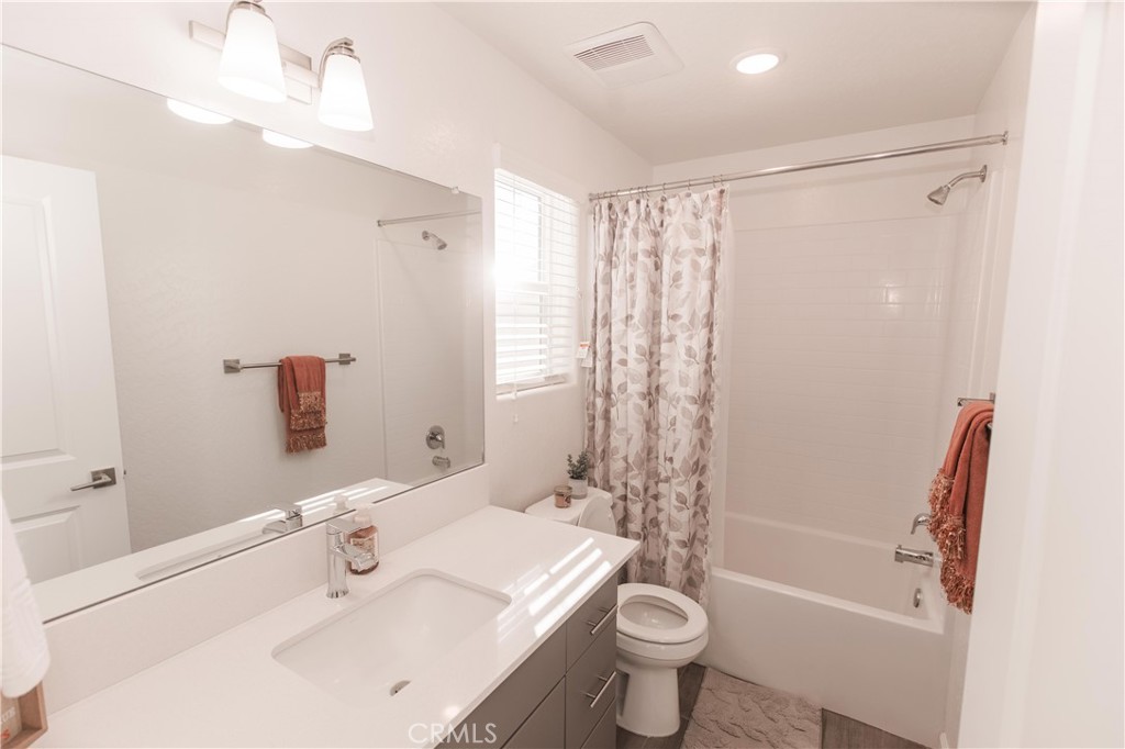 2020 N Ralph Ln, Clovis, CA 93619