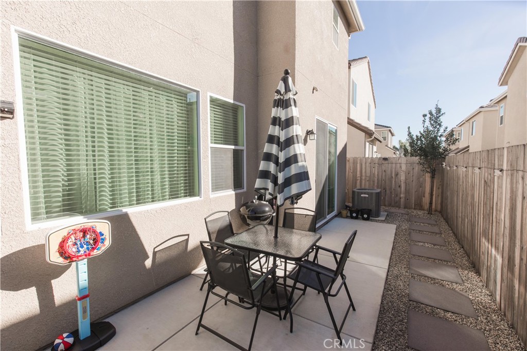 2020 N Ralph Ln, Clovis, CA 93619