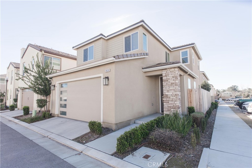 2020 N Ralph Ln, Clovis, CA 93619