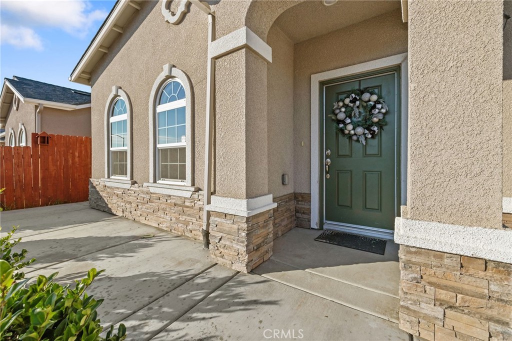 1237 E Orange St, Avenal, CA 93204