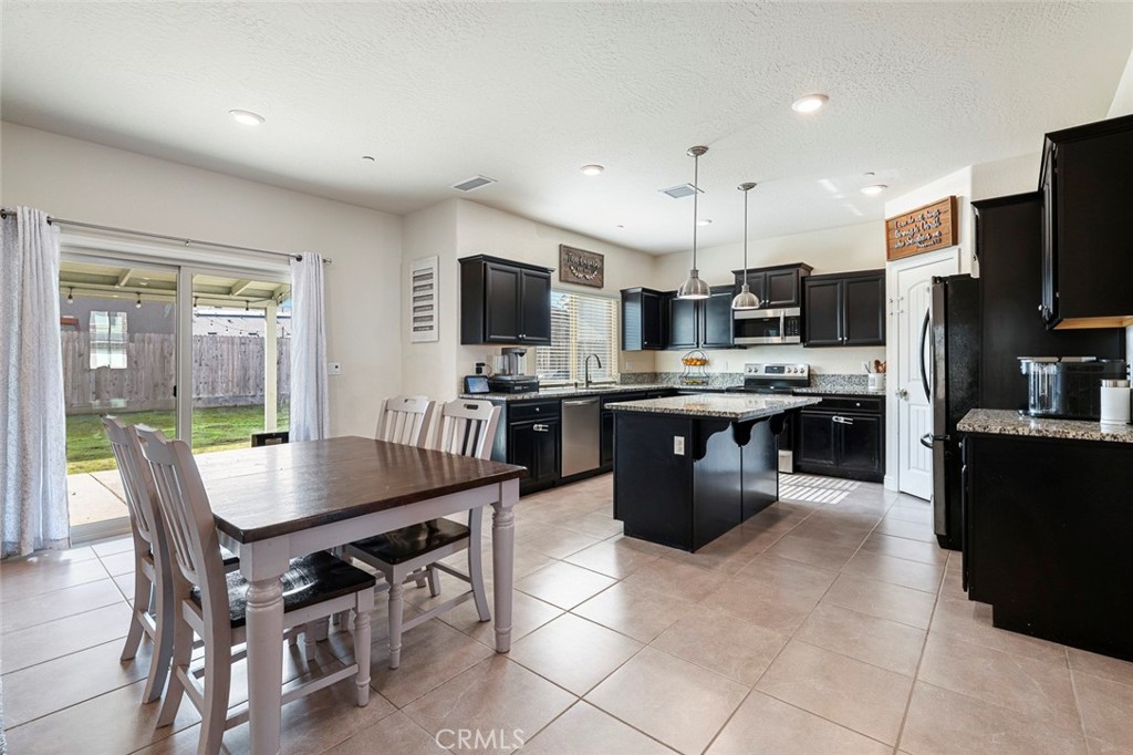 6883 E Robinson, Fresno, CA 93727