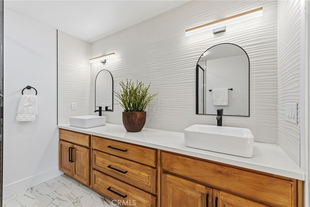 2325 Sierra Ave, Clovis, CA 93611