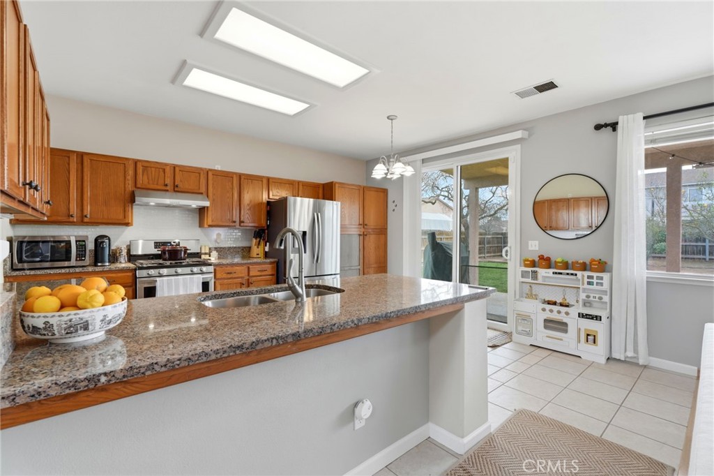 903 W Sandstone Ct, Hanford, CA 93230