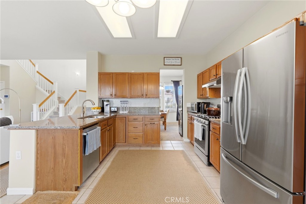 903 W Sandstone Ct, Hanford, CA 93230