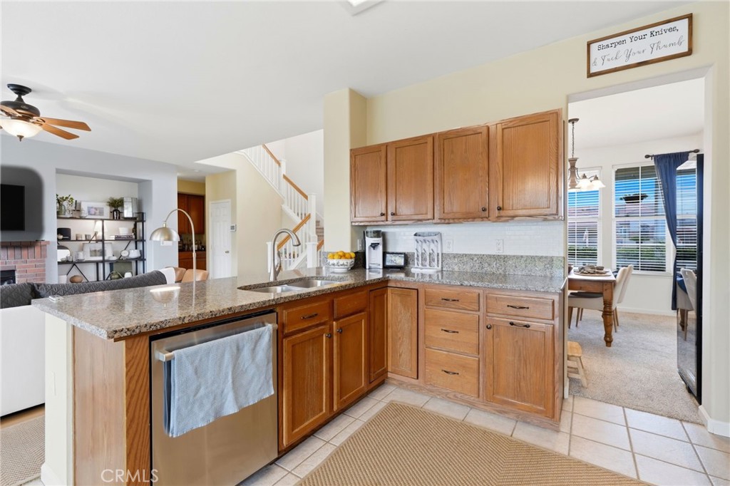 903 W Sandstone Ct, Hanford, CA 93230