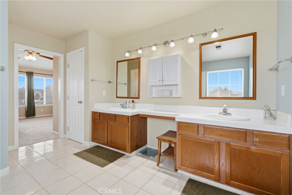 903 W Sandstone Ct, Hanford, CA 93230