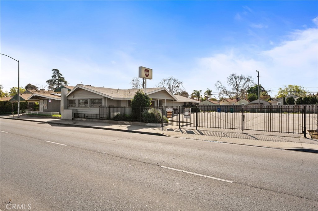 422 E Shields Ave, Fresno, CA 93704