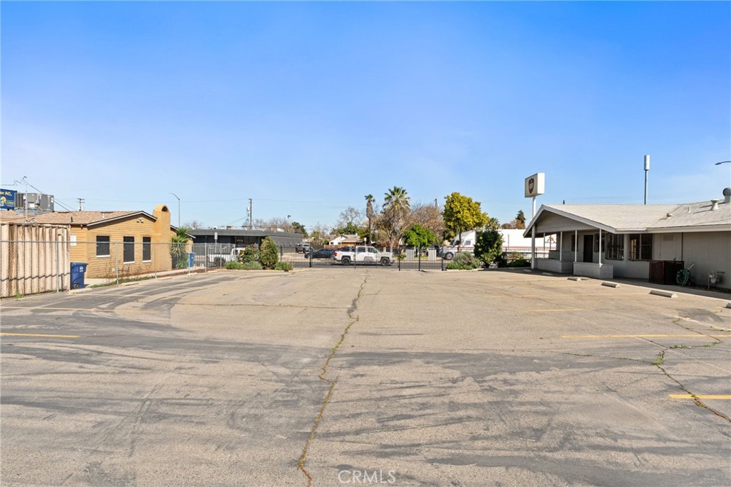 422 E Shields Ave, Fresno, CA 93704