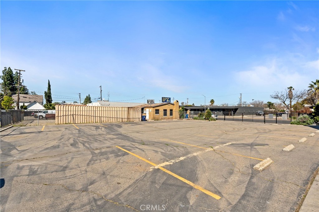 422 E Shields Ave, Fresno, CA 93704