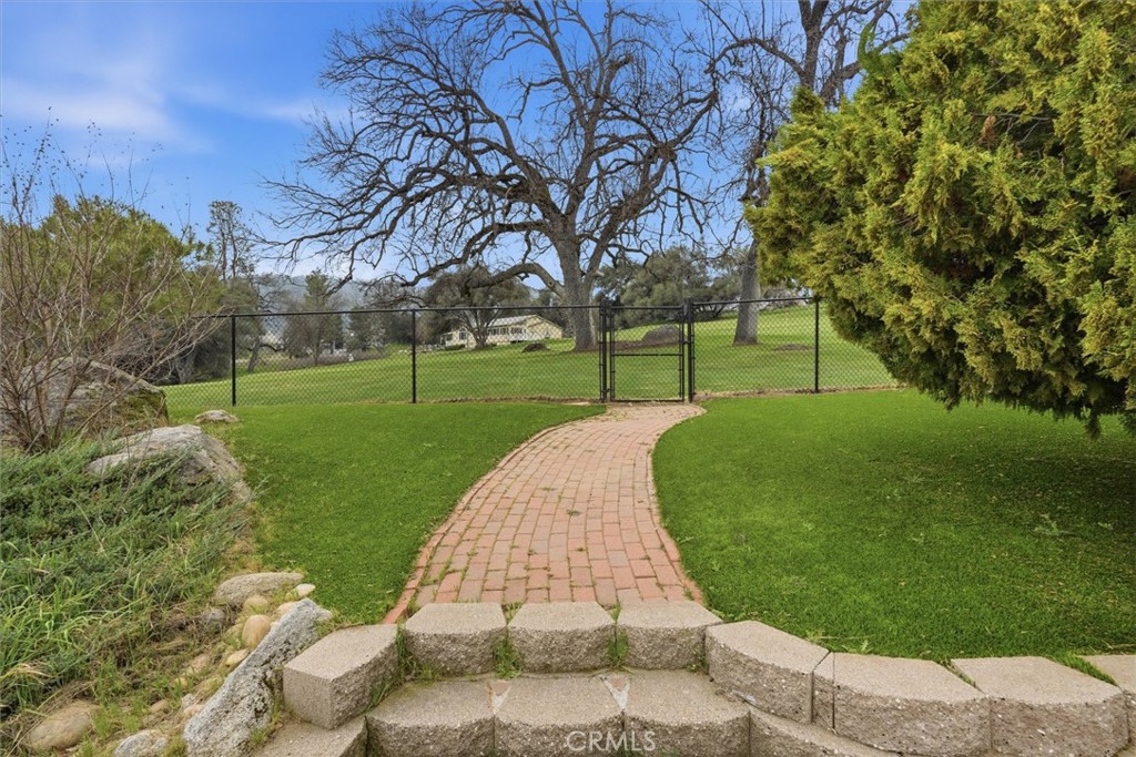 40484 Goldside Dr, Oakhurst, CA 93644