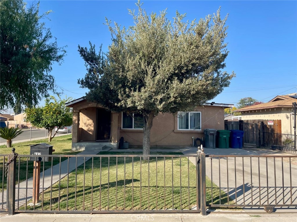 687 S 8th, Kerman, CA 93630