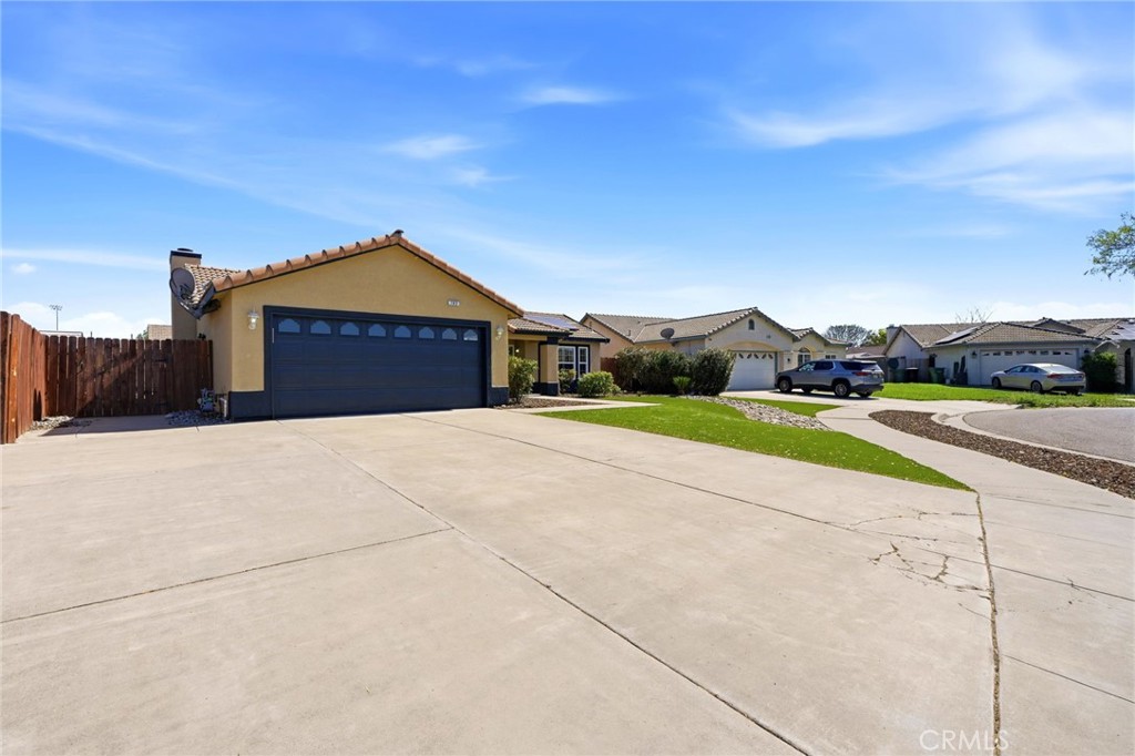 702 Montecito Ct, Lemoore, CA 93245