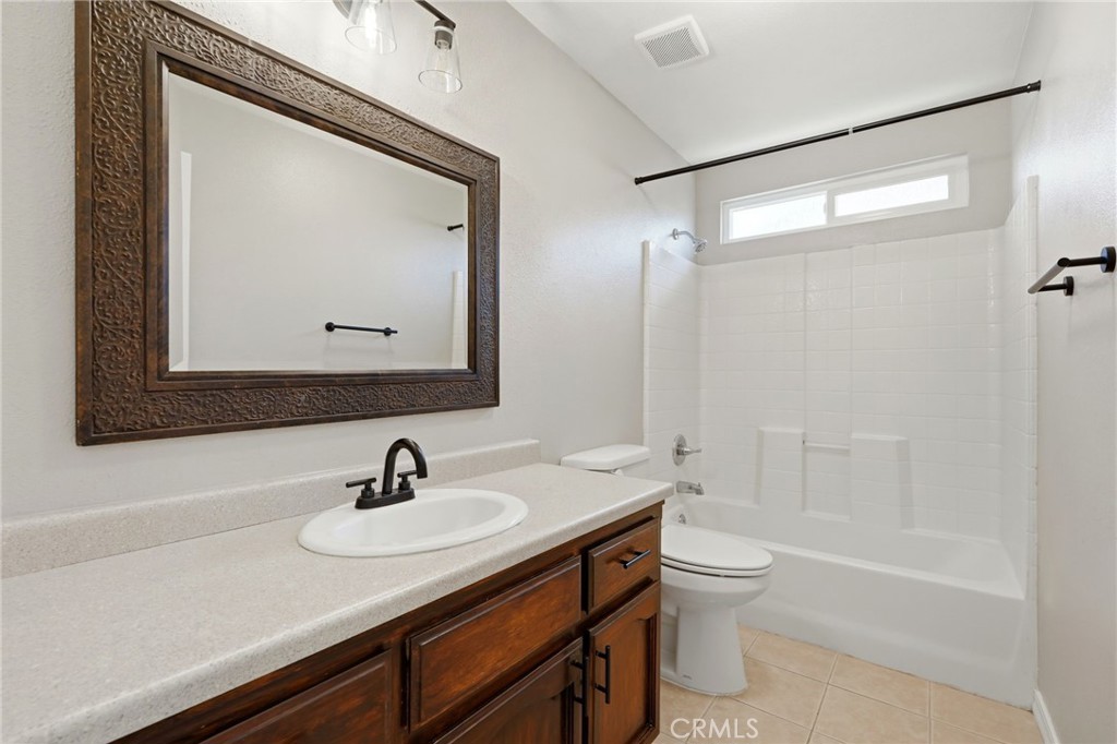 702 Montecito Ct, Lemoore, CA 93245