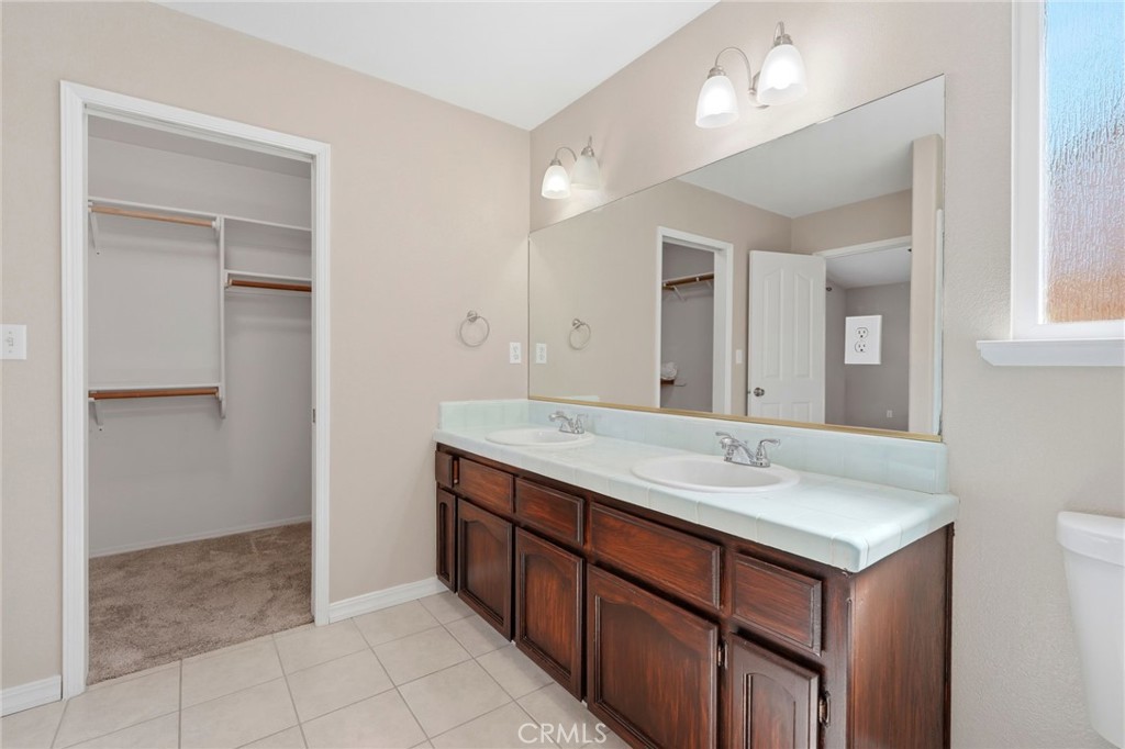 702 Montecito Ct, Lemoore, CA 93245