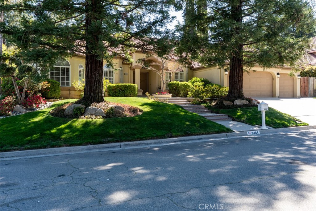 9484 N Woodmont Dr, Fresno, CA 93720