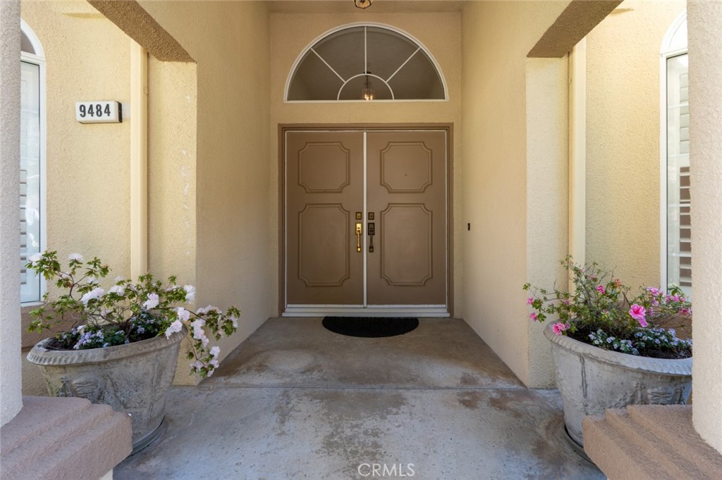 9484 N Woodmont Dr, Fresno, CA 93720