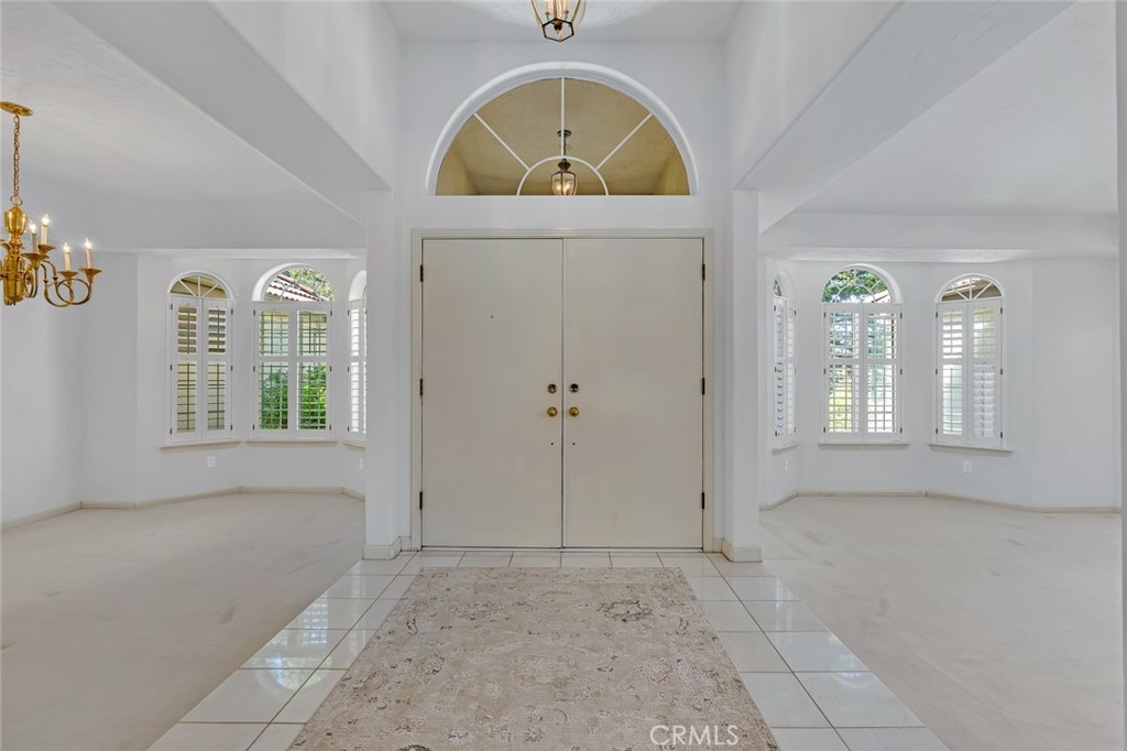 9484 N Woodmont Dr, Fresno, CA 93720