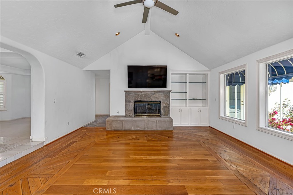 9484 N Woodmont Dr, Fresno, CA 93720