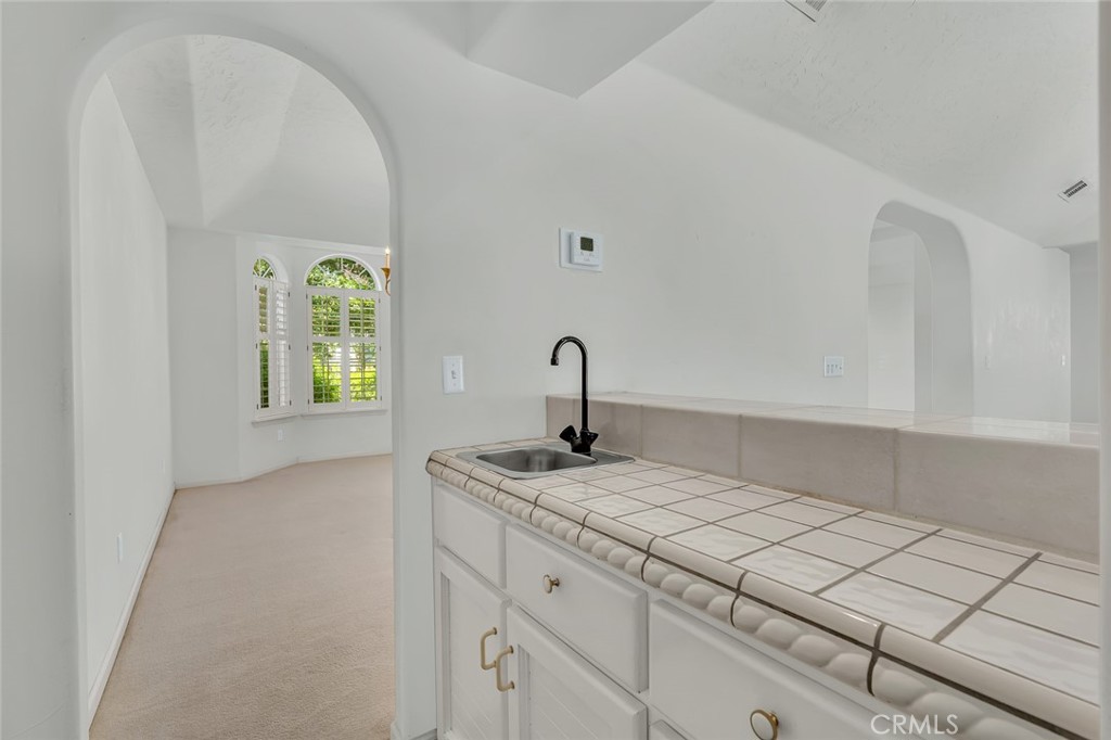 9484 N Woodmont Dr, Fresno, CA 93720