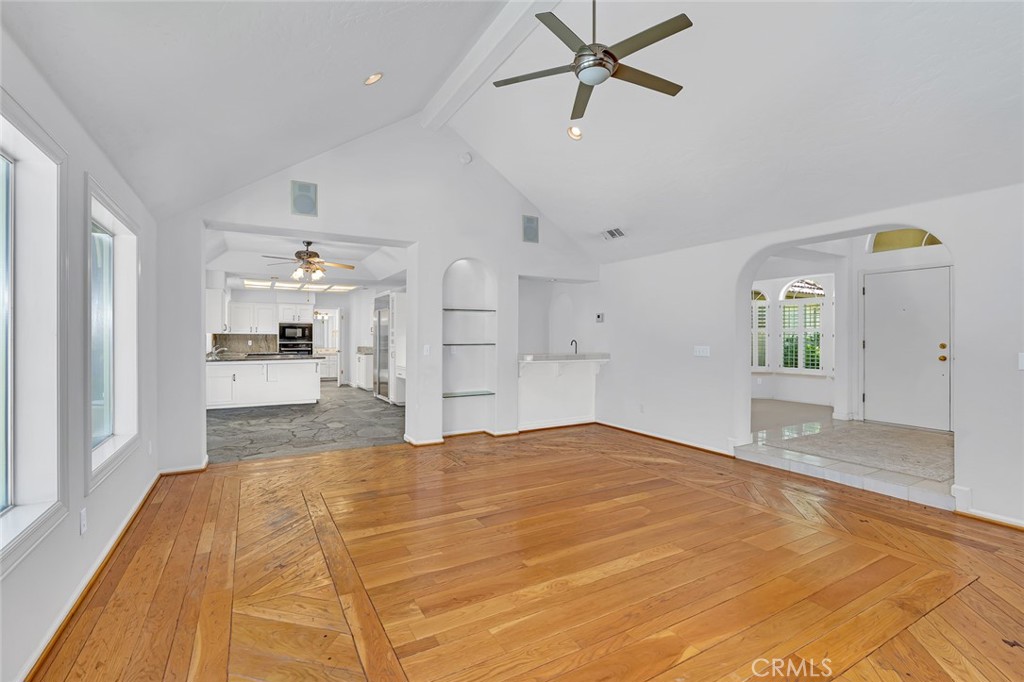 9484 N Woodmont Dr, Fresno, CA 93720