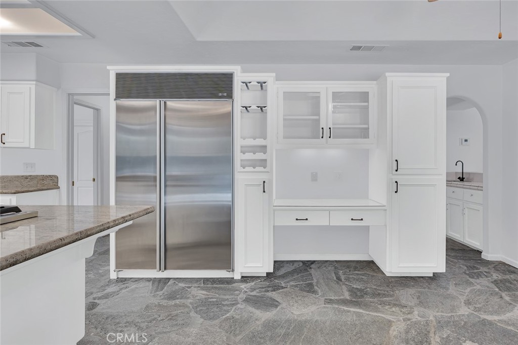 9484 N Woodmont Dr, Fresno, CA 93720