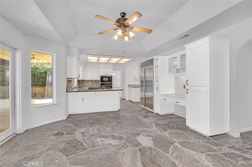 9484 N Woodmont Dr, Fresno, CA 93720