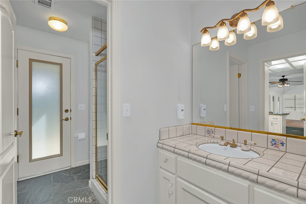 9484 N Woodmont Dr, Fresno, CA 93720