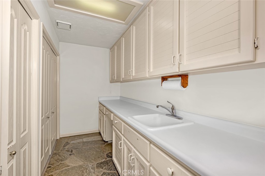 9484 N Woodmont Dr, Fresno, CA 93720