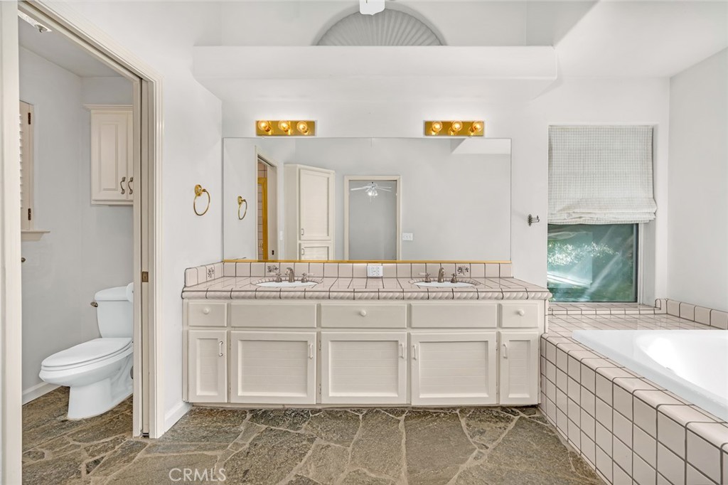 9484 N Woodmont Dr, Fresno, CA 93720